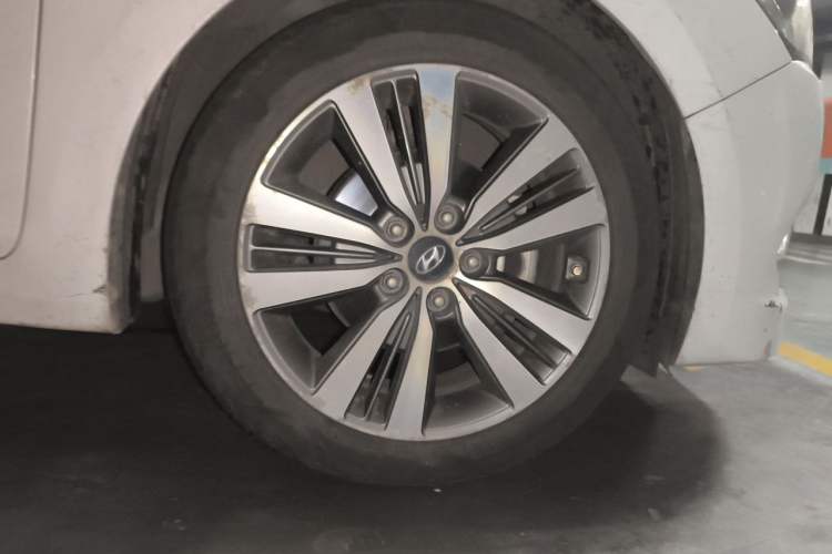 Used Hyundai Mistra 2016 1.8L Automatic Deluxe DLX Model Right Front Wheel Hub