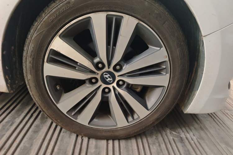 Used Hyundai Mistra 2016 1.8L Automatic Deluxe DLX Model Right Front Wheel Hub