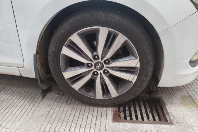 Used Hyundai Mistra 2016 1.8L Automatic Deluxe DLX Model Right Front Wheel Hub