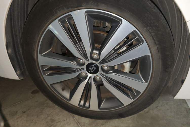 Used Hyundai Mistra 2016 1.8L Automatic Smart GLS Right Front Wheel Hub
