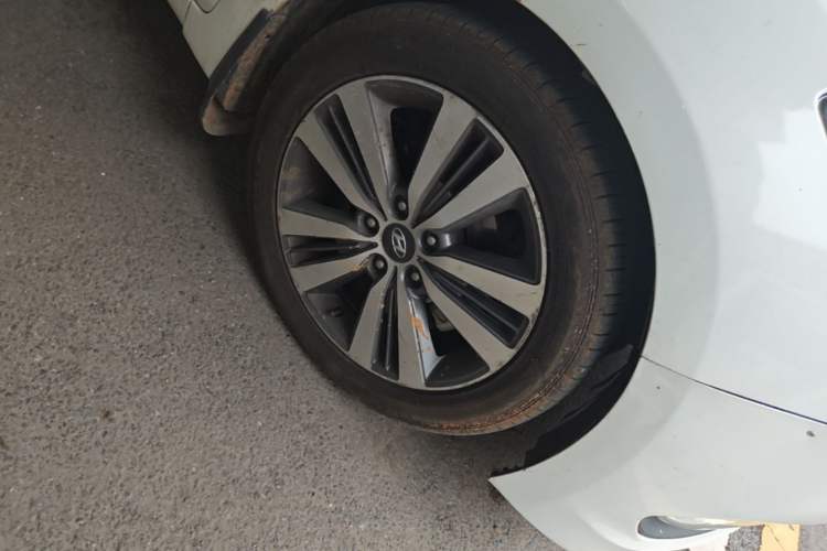 Used Hyundai Mistra 2016 1.8L Automatic Smart GLS Right Front Wheel Hub