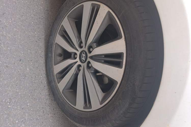 Used Hyundai Mistra 2016 1.8L Automatic Smart GLS Right Front Wheel Hub