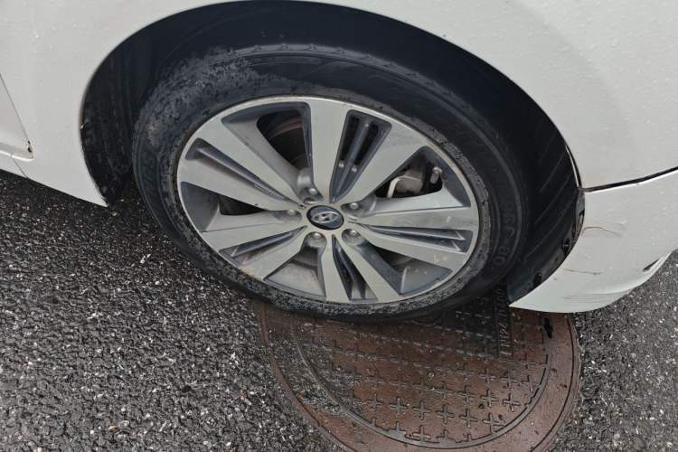 Used Hyundai Mistra 2016 1.8L Automatic Deluxe DLX Model Right Front Wheel Hub