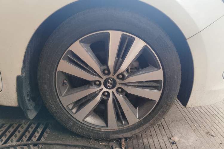 Used Hyundai Mistra 2016 1.8L Automatic Deluxe DLX Model Right Front Wheel Hub