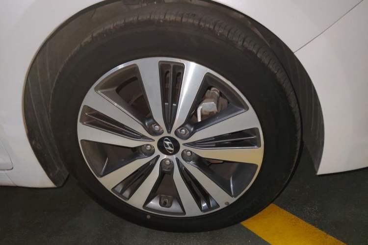 Used Hyundai Mistra 2016 1.8L Automatic Deluxe DLX Model Right Front Wheel Hub