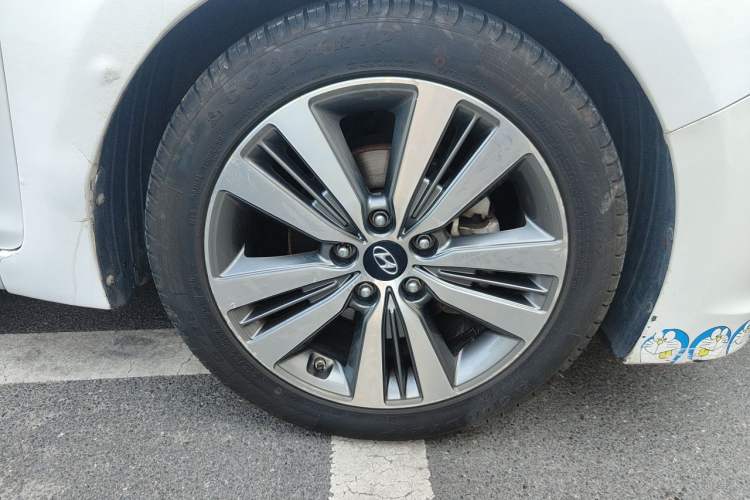 Used Hyundai Mistra 2016 1.8L Automatic Deluxe DLX Model Right Front Wheel Hub