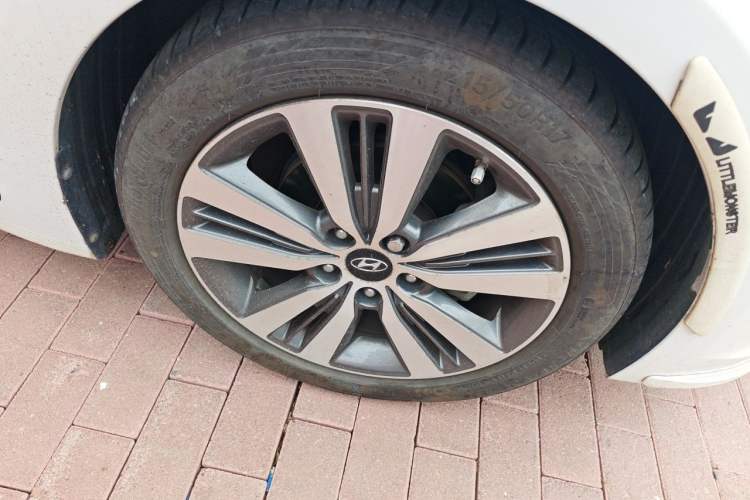 Used Hyundai Mistra 2016 1.8L Automatic Deluxe DLX Model Right Front Wheel Hub