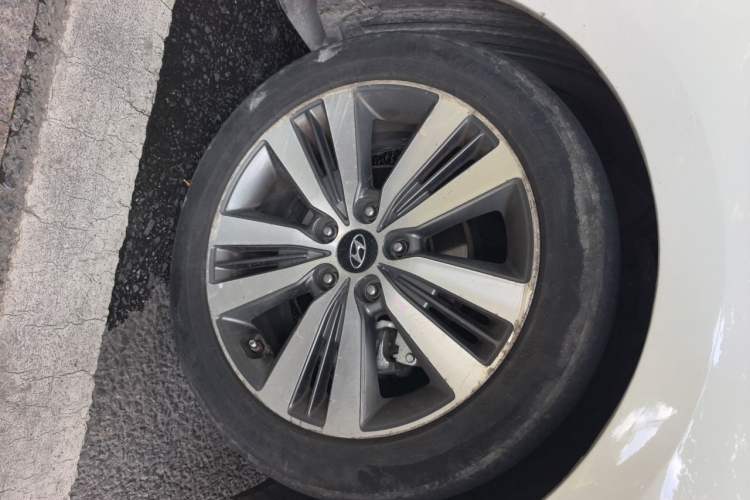 Used Hyundai Mistra 2016 1.8L Automatic Deluxe DLX Model Right Front Wheel Hub
