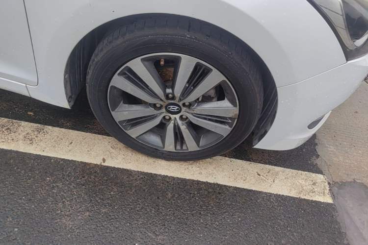 Used Hyundai Mistra 2016 1.8L Automatic Deluxe DLX Model Right Front Wheel Hub