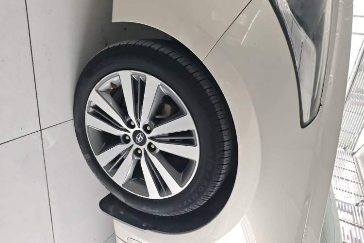 Used Hyundai Mistra 2016 1.8L Automatic Smart GLS Left Front Wheel Hub