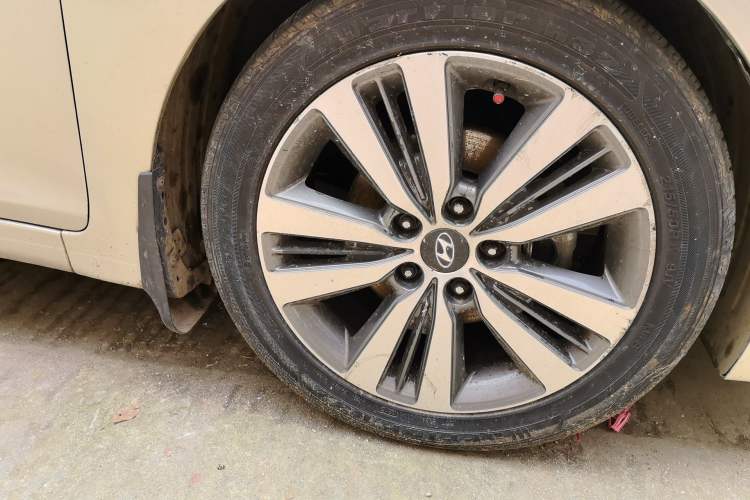 Used Hyundai Mistra 2016 1.8L Automatic Deluxe DLX Model Right Front Wheel Hub
