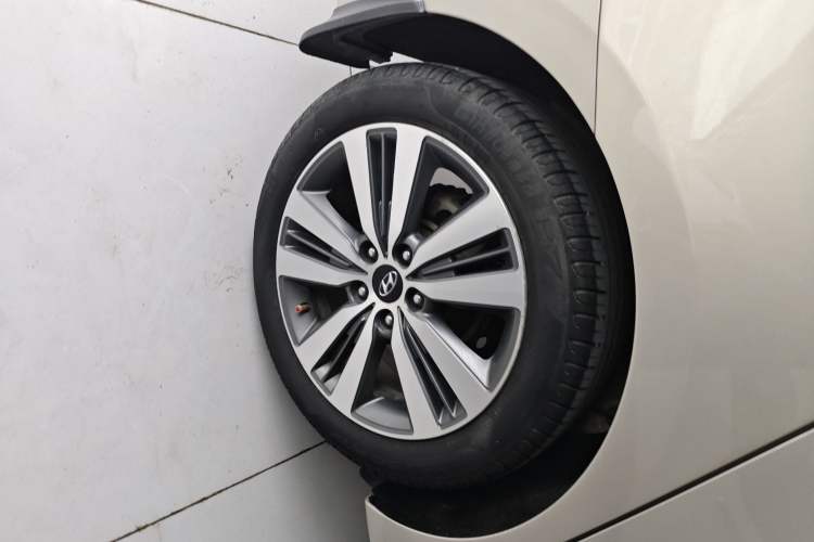 Used Hyundai Mistra 2016 1.8L Automatic Smart GLS Right Rear Wheel Hub