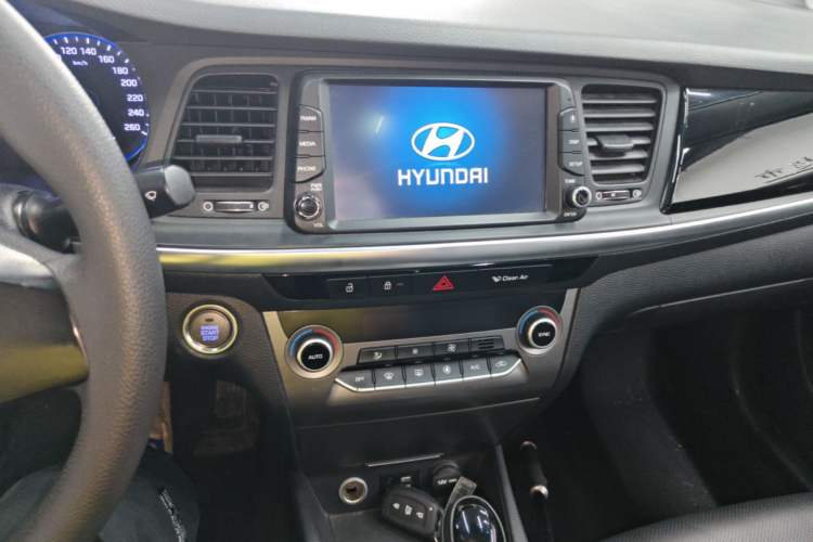 Used Hyundai Mistra 2017 1.6T Automatic Smart GLS China V Standard Audio And AC Panel