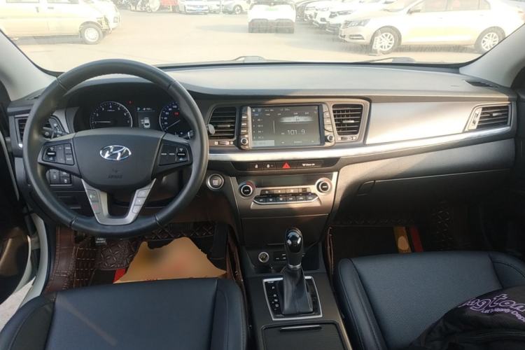 Used Hyundai Mistra 2017 1.8L Automatic Deluxe DLX Model China V Emission Standard Center Console