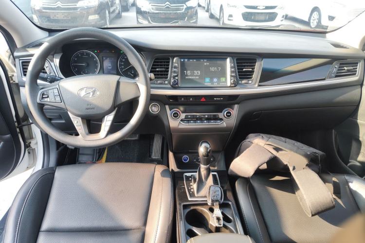 Used Hyundai Mistra 2017 1.8L Automatic Smart GLS China V Standard Center Console