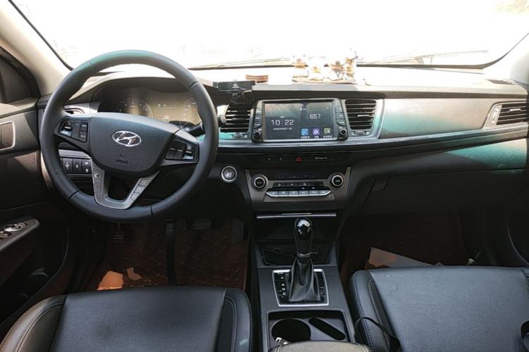 Used Hyundai Mistra 2017 1.8L Automatic Deluxe DLX Model China V Emission Standard Center Console