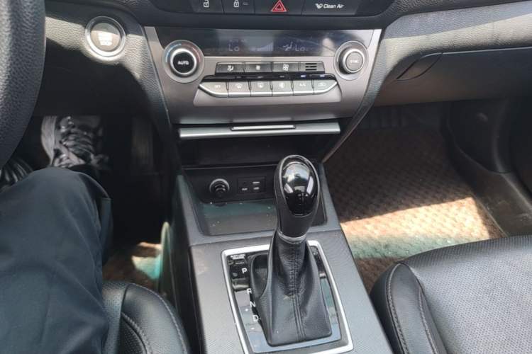 Used Hyundai Mistra 2017 1.8L Automatic Deluxe DLX Model China V Emission Standard Gear Lever