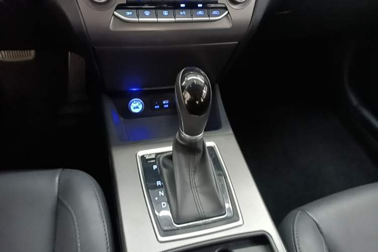Used Hyundai Mistra 2017 1.8L Automatic Deluxe DLX Model China V Emission Standard Gear Lever