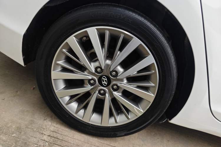 Used Hyundai Mistra 2017 1.8L Automatic Deluxe DLX Model China V Emission Standard Right Rear Wheel Hub