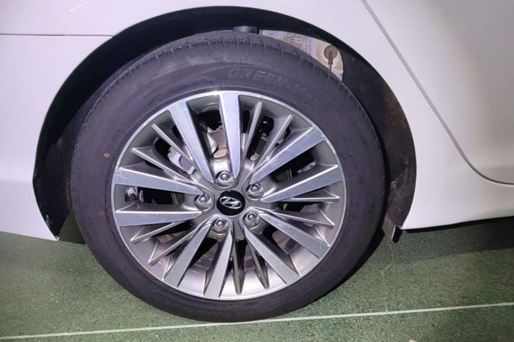 Used Hyundai Mistra 2017 1.8L Automatic Deluxe DLX Model China V Emission Standard Right Rear Wheel Hub