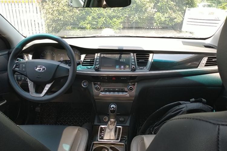 Used Hyundai Mistra 2019 1.8L Automatic Smart GLS China VI Standard Center Console