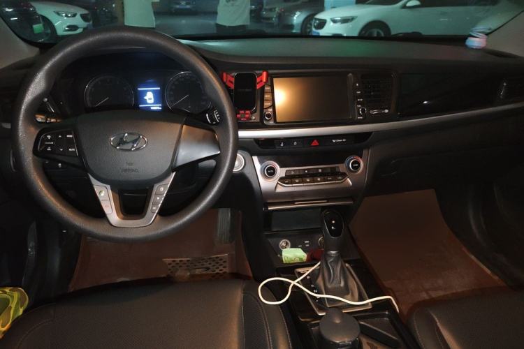 Used Hyundai Mistra 2019 1.8L Automatic Smart GLS China VI Standard Center Console