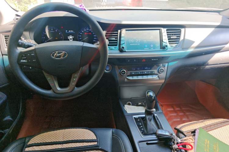 Used Hyundai Mistra 2019 1.8L Automatic Smart GLS Commemorative Model China VI Standard Center Console