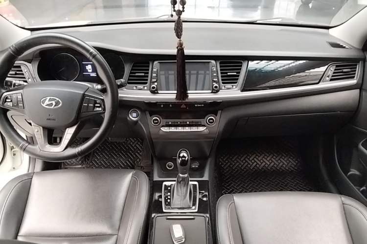 Used Hyundai Mistra 2019 1.8L Automatic Smart GLS China VI Standard Center Console