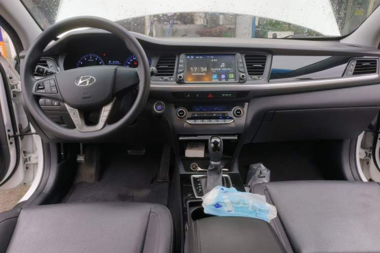 Used Hyundai Mistra 2019 1.8L Automatic Smart GLS China VI Standard Center Console