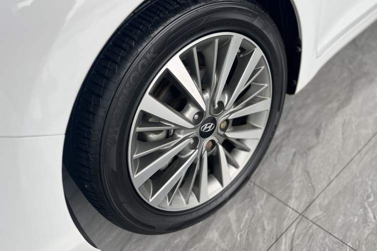 Used Hyundai Mistra 2019 1.8L Automatic Deluxe DLX Model China VI Standard Interior 3