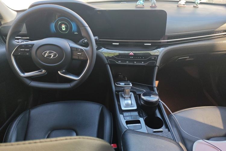 Used Hyundai Mistra 2021 1.8L CVT GLX Elite Edition Center Console