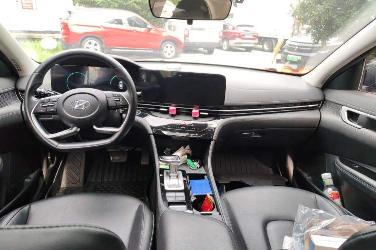 Used Hyundai Mistra 2021 1.8L CVT LUX Premium Edition Center Console