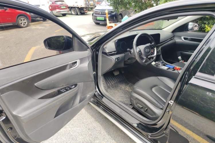 Used Hyundai Mistra 2021 1.8L CVT LUX Premium Edition Driver Seat