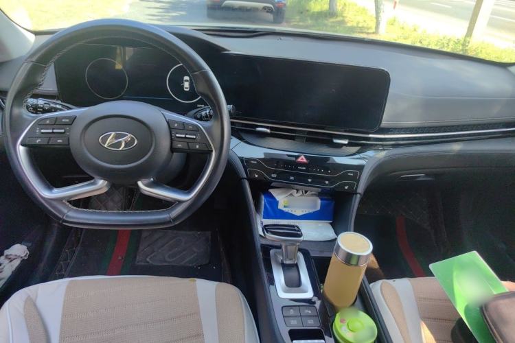 Used Hyundai Mistra 2021 1.8L CVT LUX Premium Edition Center Console