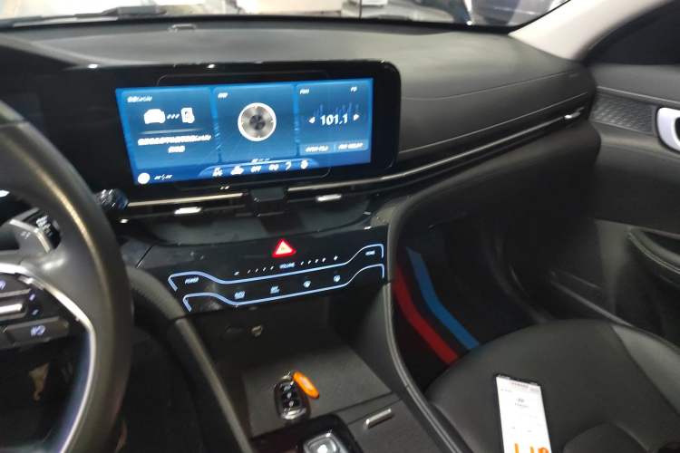 Used Hyundai Mistra 2021 270TGDi DCT LUX Prestige Edition Audio And AC Panel