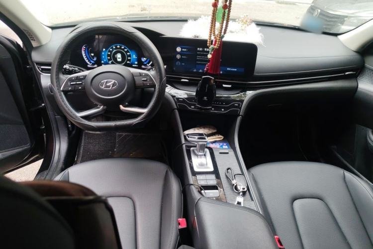 Used Hyundai Mistra 2021 1.8L CVT GLX Elite Edition Center Console