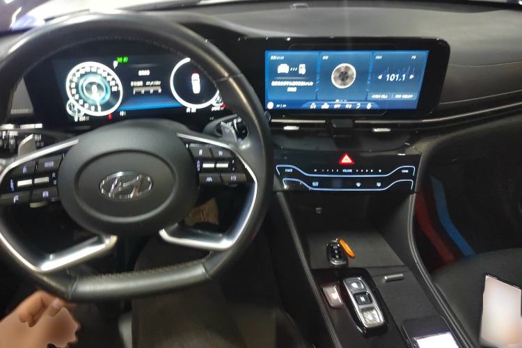 Used Hyundai Mistra 2021 270TGDi DCT LUX Prestige Edition Center Console