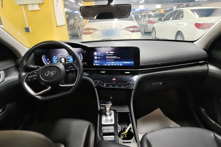 Used Hyundai Mistra 2021 1.8L CVT GLX Elite Edition Center Console