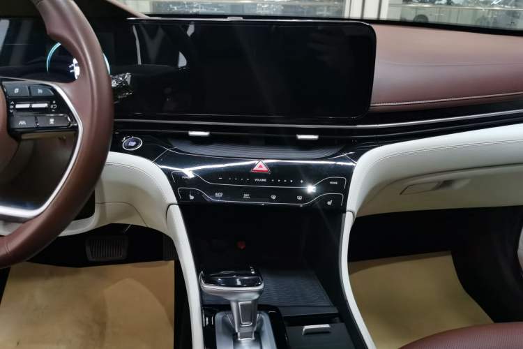 Used Hyundai Mistra 2021 1.8L CVT LUX Premium Edition Audio And AC Panel