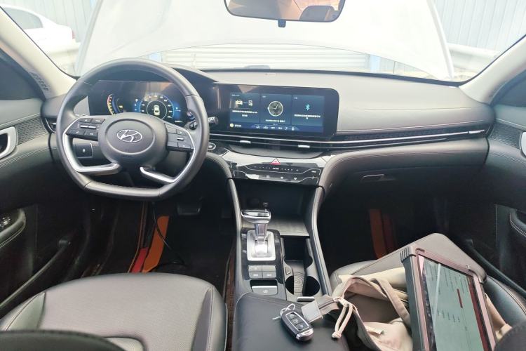 Used Hyundai Mistra 2021 1.8L CVT GLX Elite Edition Center Console