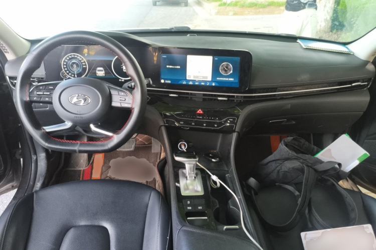 Used Hyundai Mistra 2021 1.8L CVT LUX Premium Edition Center Console