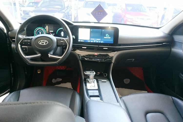 Used Hyundai Mistra 2021 1.8L CVT LUX Premium Edition Center Console