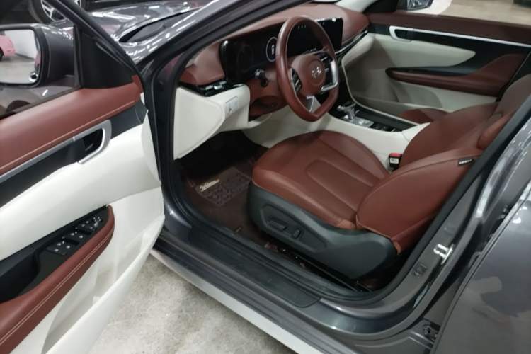 Used Hyundai Mistra 2021 1.8L CVT LUX Premium Edition Driver Seat