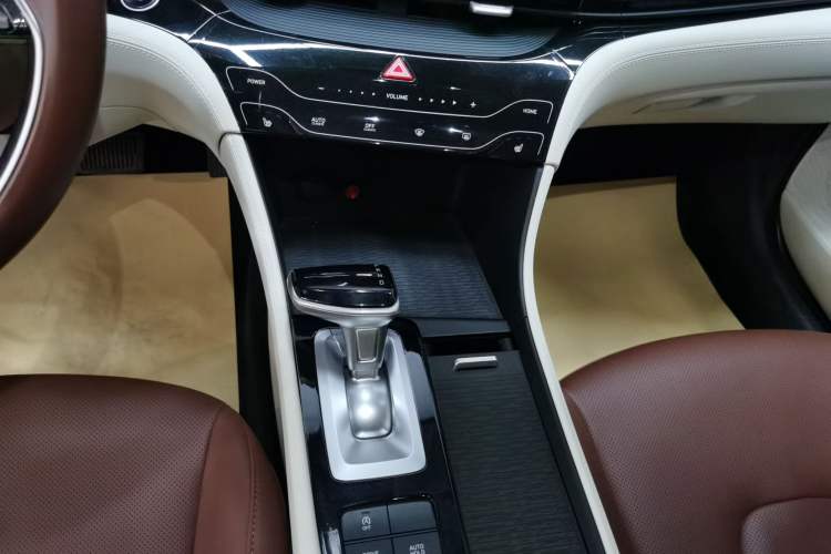 Used Hyundai Mistra 2021 1.8L CVT LUX Premium Edition Gear Lever