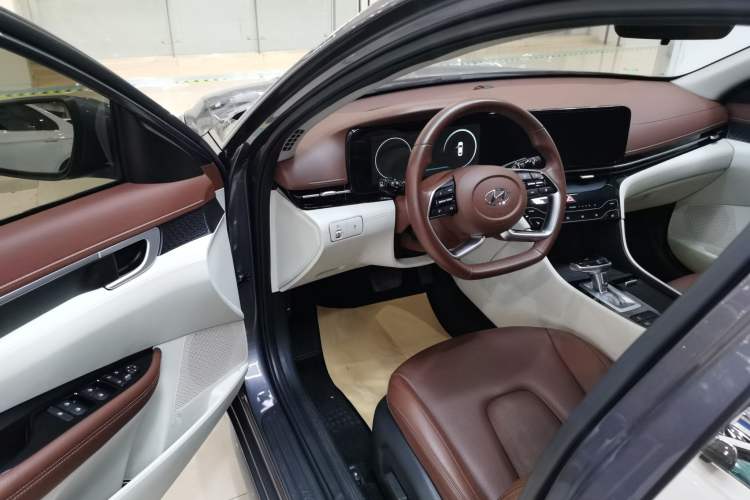 Used Hyundai Mistra 2021 1.8L CVT LUX Premium Edition Interior 2