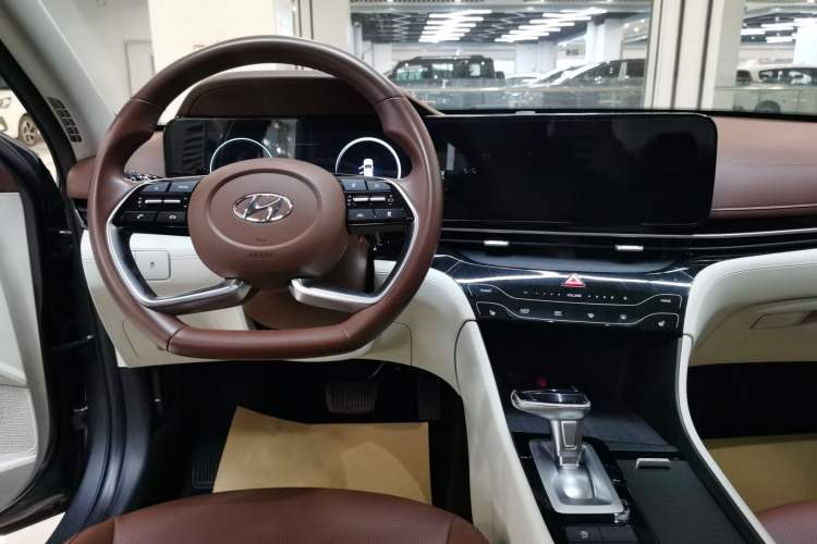 Used Hyundai Mistra 2021 1.8L CVT LUX Premium Edition Interior 3