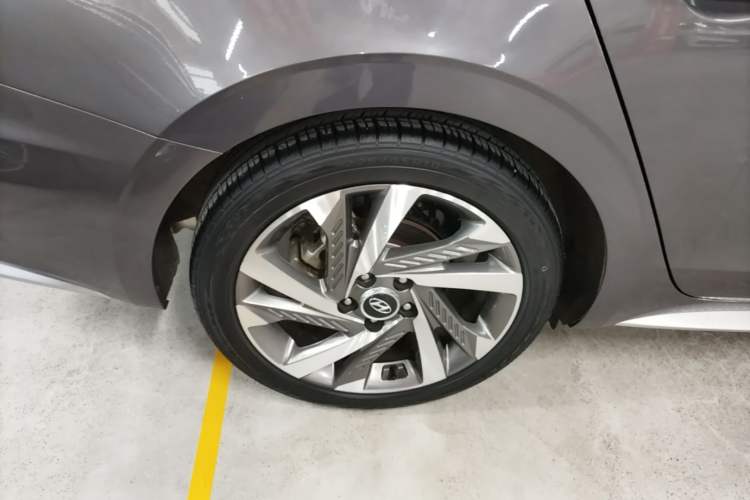 Used Hyundai Mistra 2021 1.8L CVT LUX Premium Edition Right Rear Wheel Hub