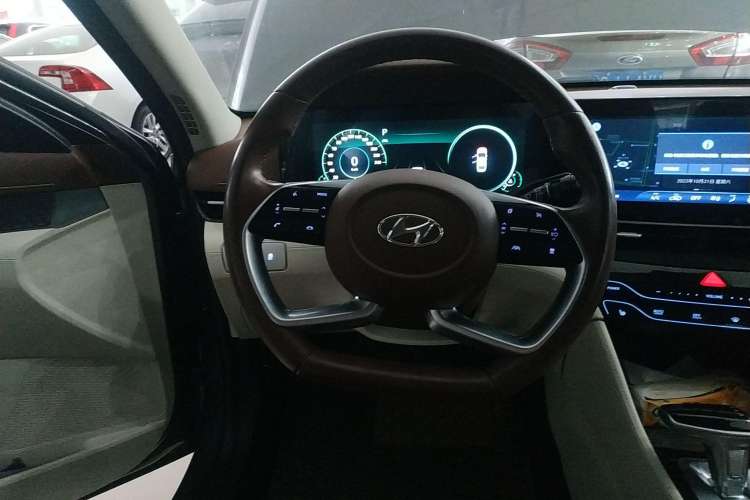 Used Hyundai Mistra 2021 1.8L CVT LUX Premium Edition Steering Wheel
