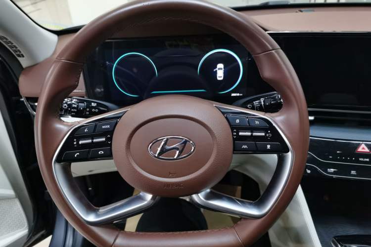 Used Hyundai Mistra 2021 1.8L CVT LUX Premium Edition Steering Wheel