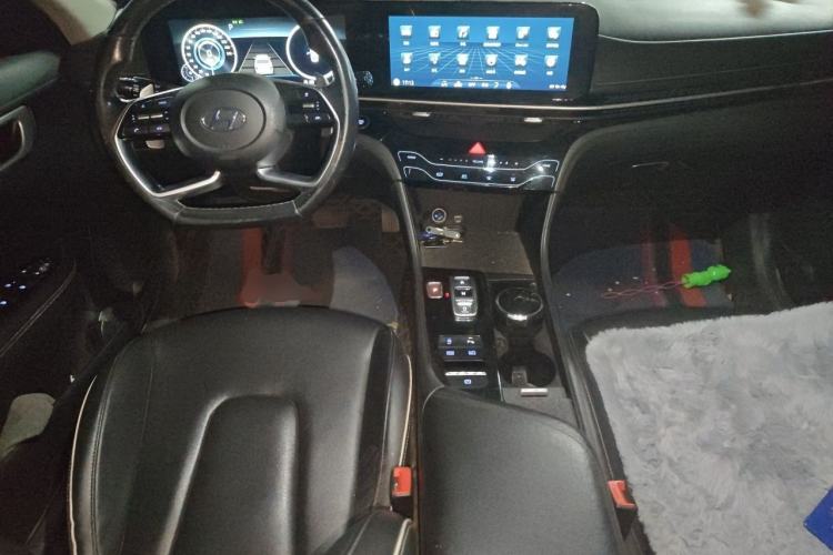 Used Hyundai Mistra 2021 270TGDi DCT LUX Prestige Edition Center Console